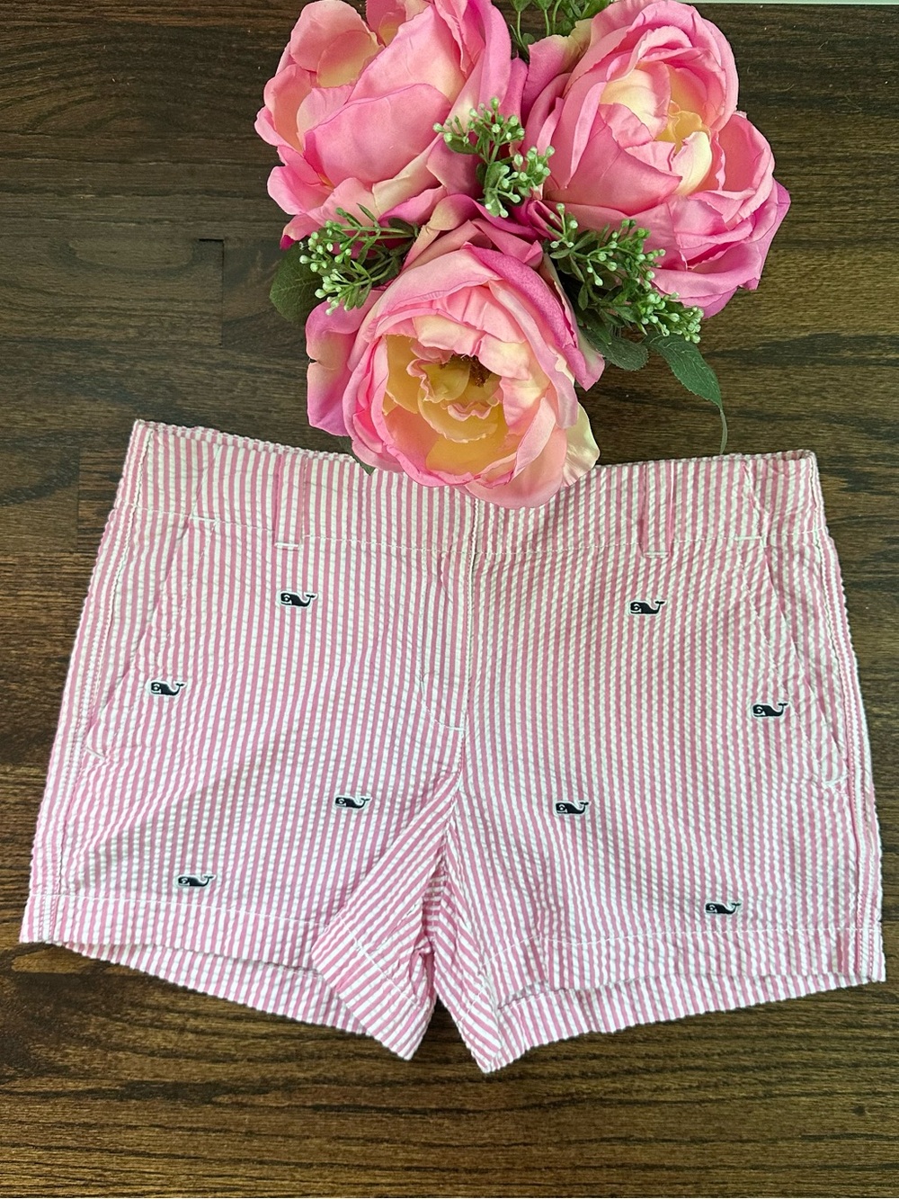Vineyard Vines embroidered seersucker shorts, size 14